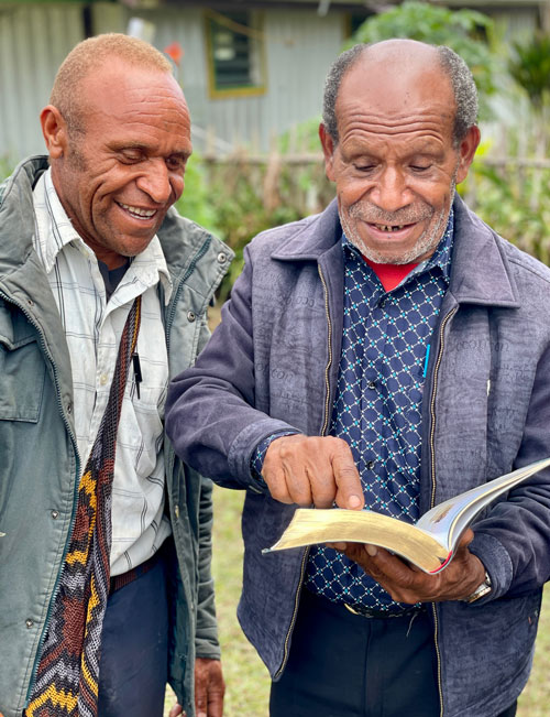 Two Enga men read God’s Word together.